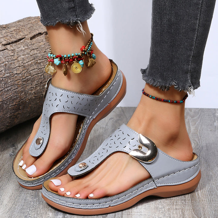 2022 Summer New Womens Metal Decor Feature Pattern Wedge Flip Flops