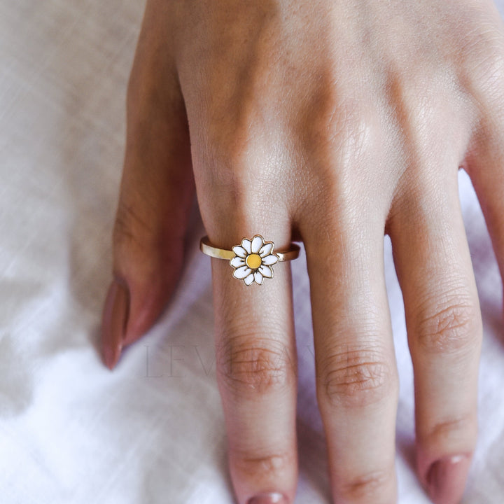 Dainty Daisy Ring