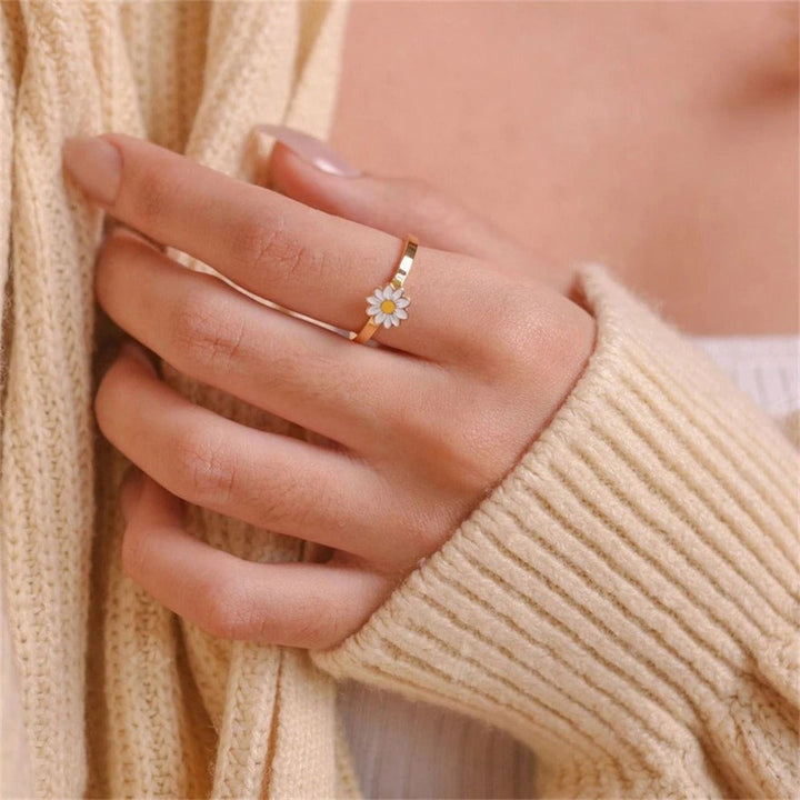 Dainty Daisy Ring